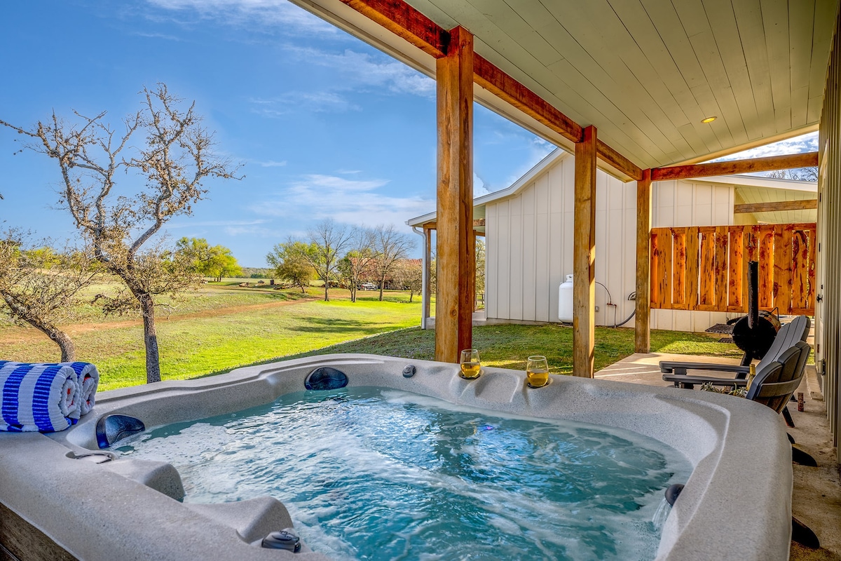 Sunflower Cottage with hot tub, sleeps 4!