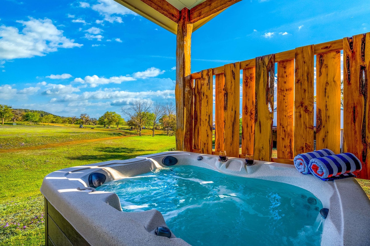 Bluebonnet Cottage with hot tub & VIEWS!