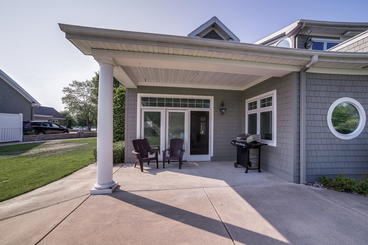 Waterfront Jackson Mansion: Patio, Grill, Dock!