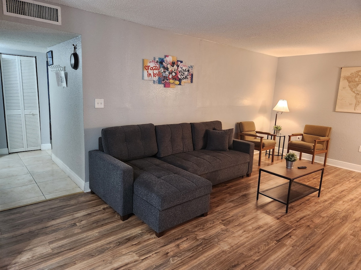 2BR/2BA Condo with King Bed, A/C and Free Parking