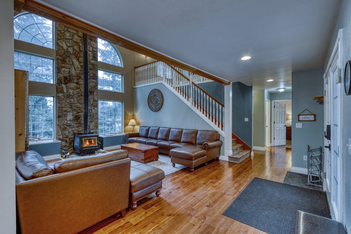 7BR Retreat Dual Kitchens Dining Cathedral Ceiling