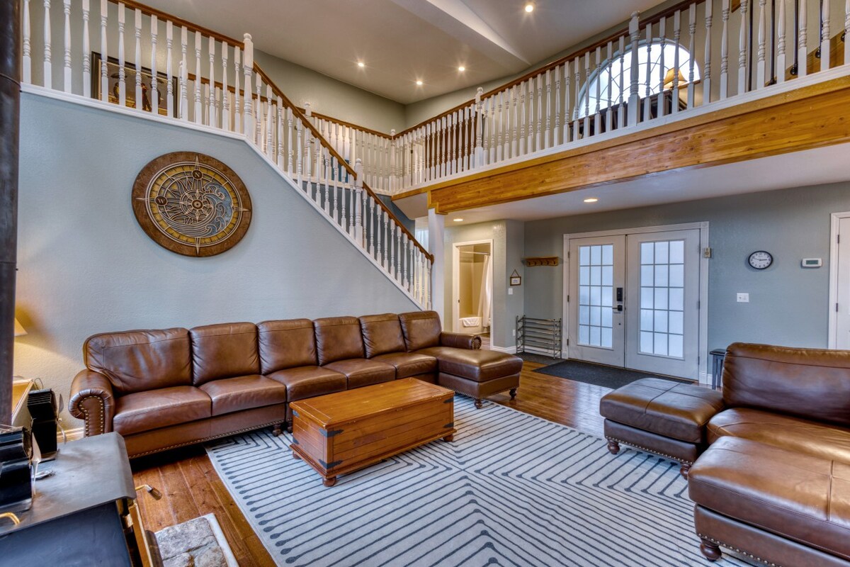 7BR Retreat Dual Kitchens Dining Cathedral Ceiling