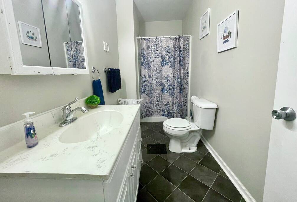 Cozy Retreat + Yard, 10 Min to Downtown Indy