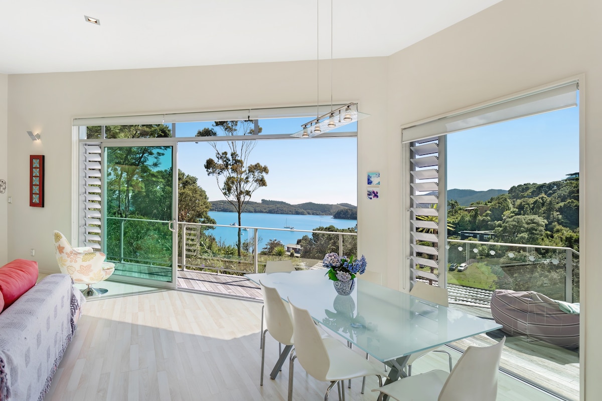 Lavish Luxury - Parekura Bay Holiday Home