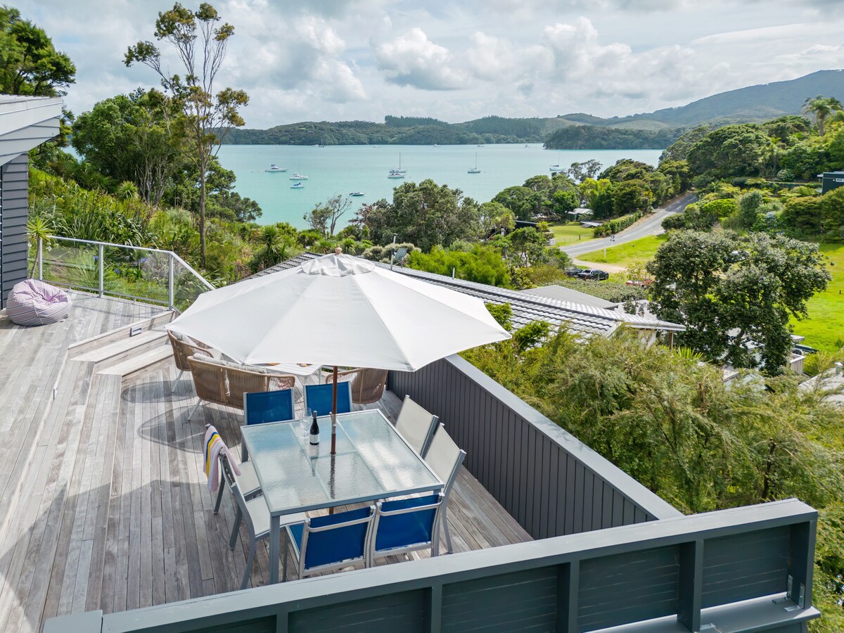 Lavish Luxury - Parekura Bay Holiday Home