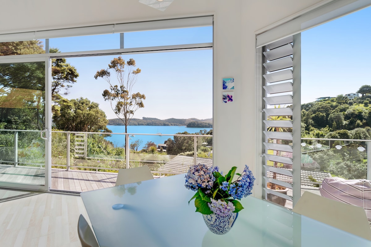 Lavish Luxury - Parekura Bay Holiday Home