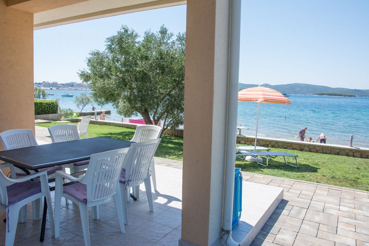 Three Bedroom Apartment, beachfront in Biograd