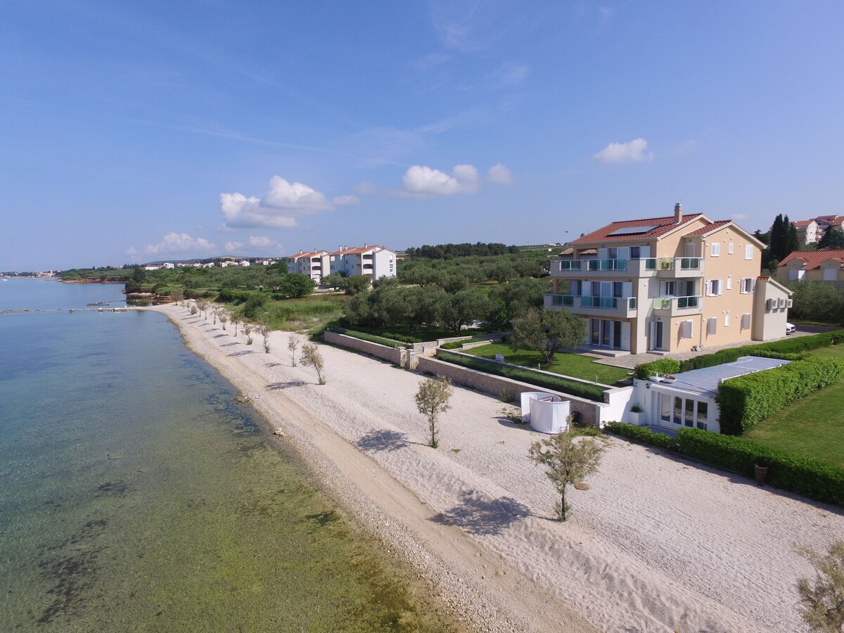 Three Bedroom Apartment, beachfront in Biograd