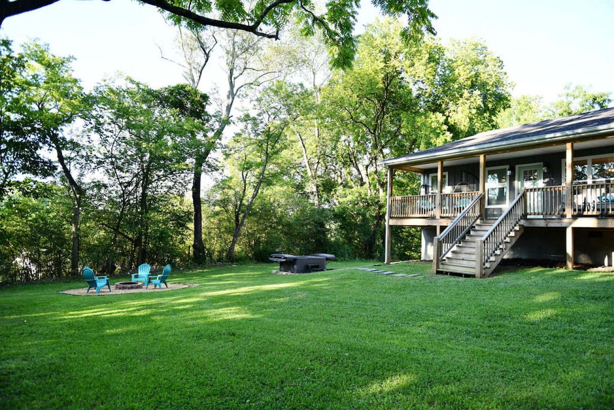 Hillside Retreat-Sleeps 8, Hot Tub, Fire Pit.