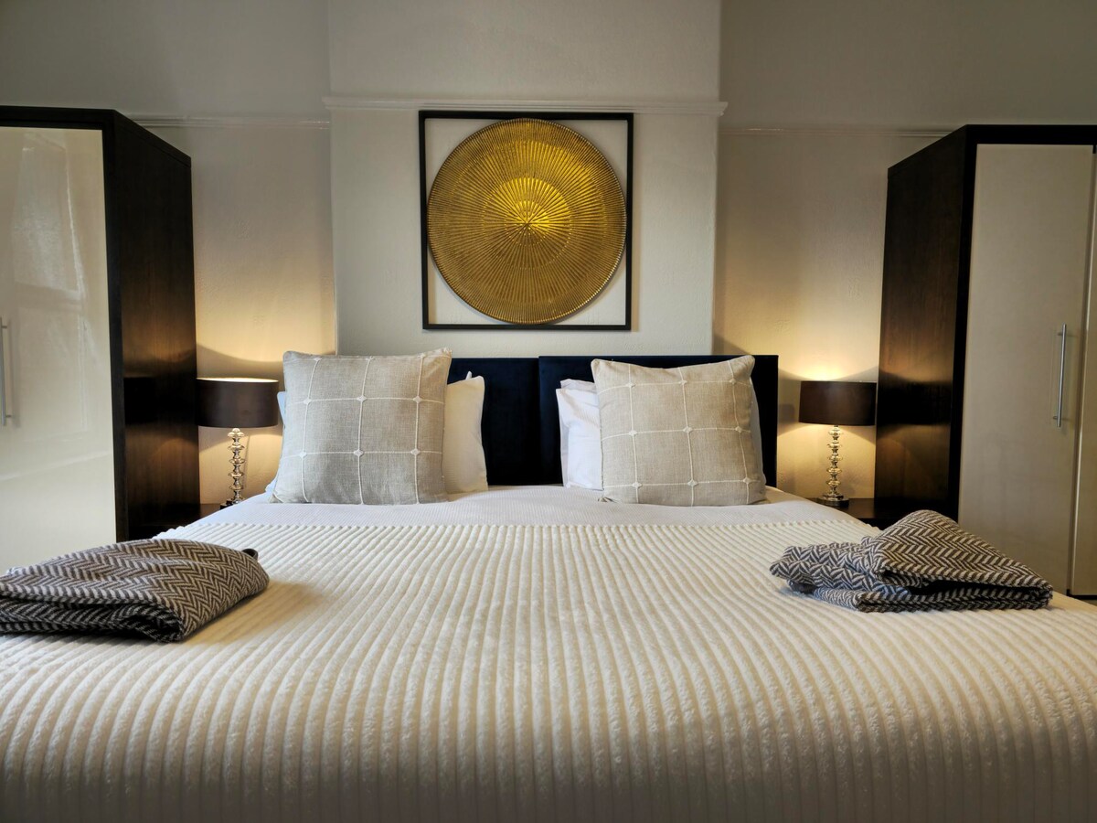 Inviting 2-Bed Apartment in Rhos-on-Sea Sleeps 6