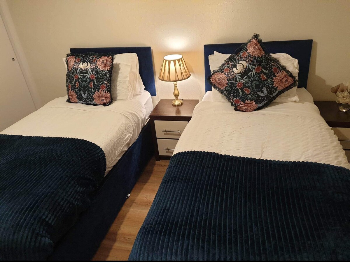 Inviting 2-Bed Apartment in Rhos-on-Sea Sleeps 6