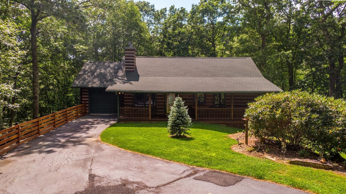 A Private Oasis - Log cabin close to town in Boone