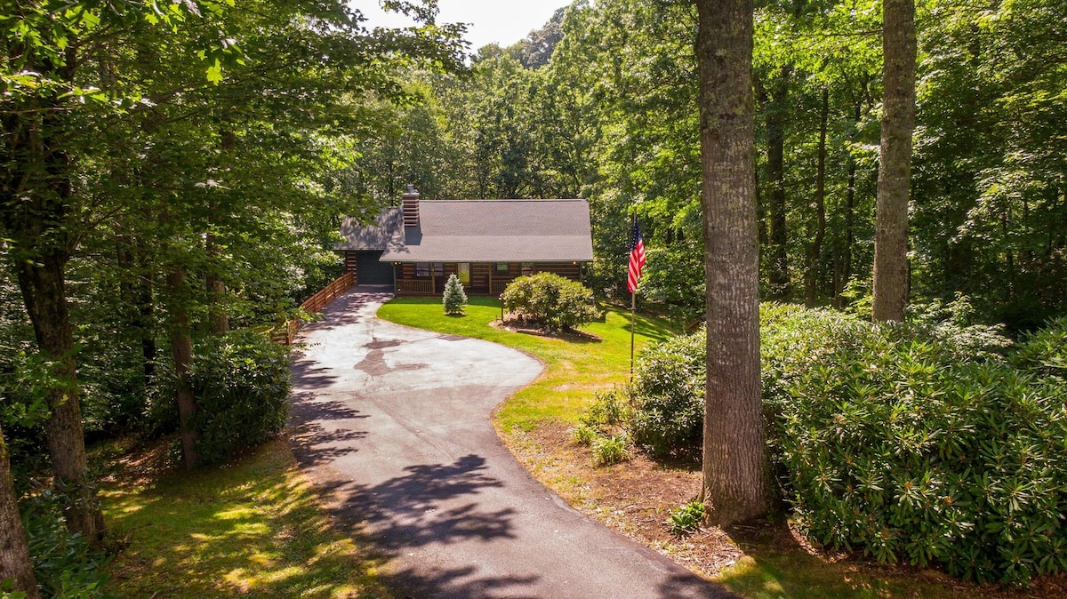 A Private Oasis - Log cabin close to town in Boone