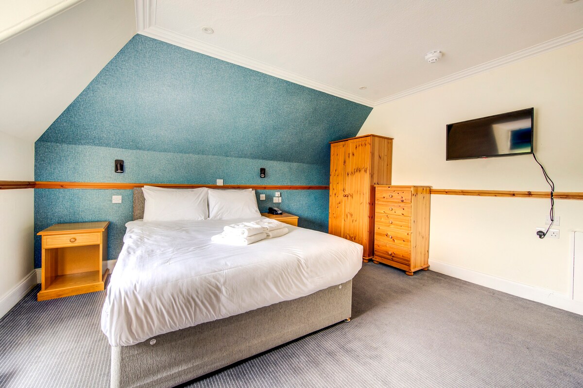 Superior king room at The Morar Hotel