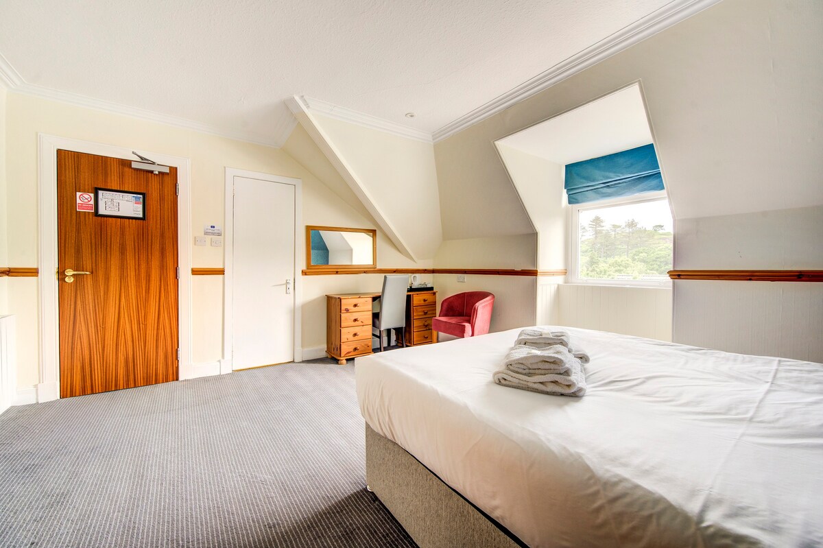 Superior king room at The Morar Hotel