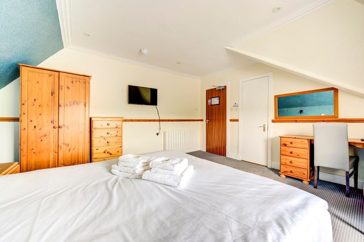 Superior king room at The Morar Hotel