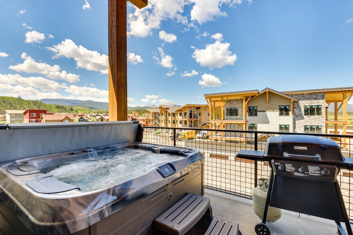 Mountain-View Fraser Condo w/ Balcony + Hot Tub!