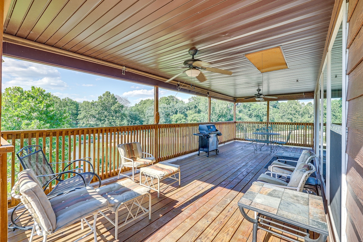 Magical Pineville Oasis: Gas Grill & Scenic Deck!