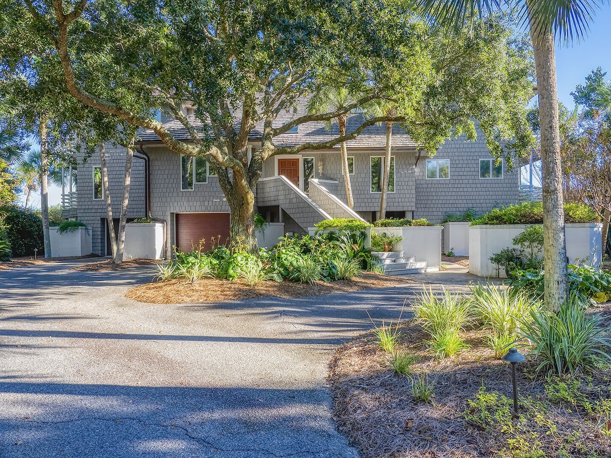 Incredible Oceanfront Home-Sleeps 8! Huge Deck!