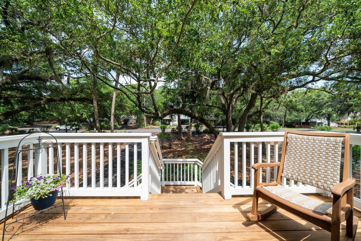 Popular Tarpon Pond Cottage w/Screened Porch!