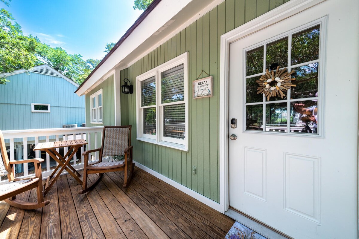 Popular Tarpon Pond Cottage w/Screened Porch!