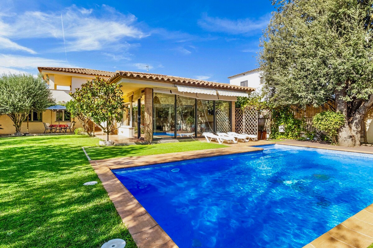 Magnificent Villa with private pool 5 minutes from