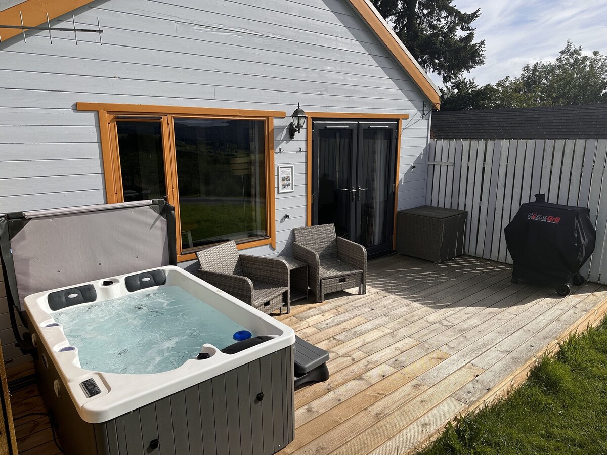 Cosy Woodland Lodge with Hot Tub (4)