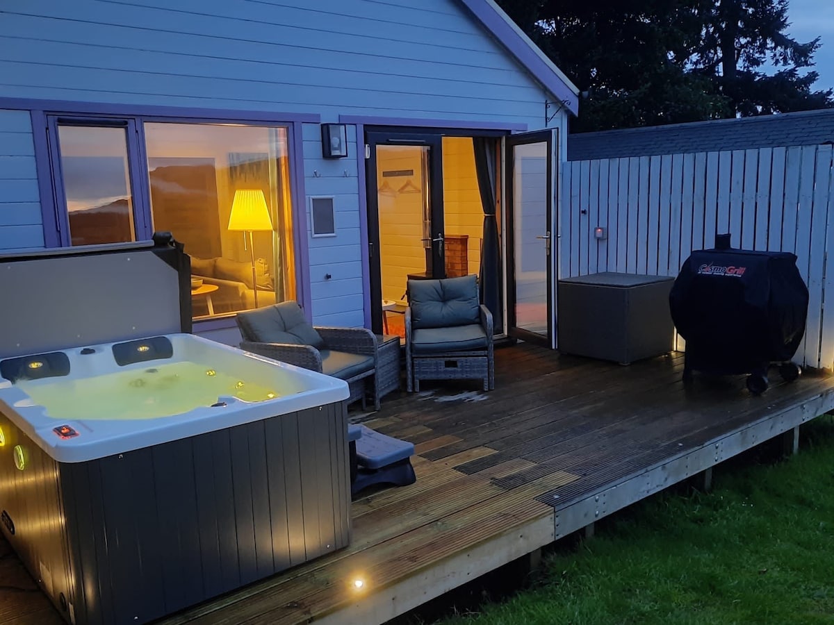 Cosy Woodland Lodge with Hot Tub (4)