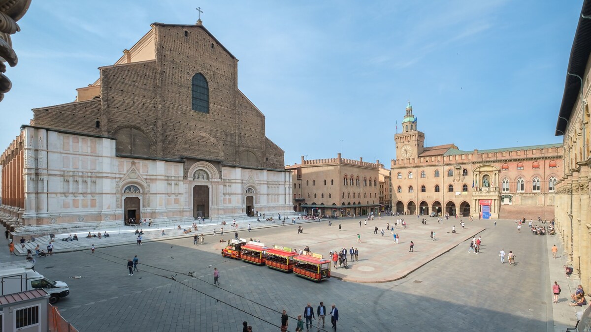Piazza Maggiore Apt | Design e Vista Mozzafiato