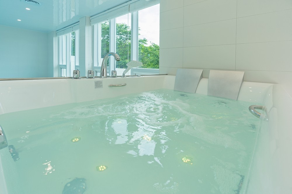 4号豪华住宿（私人私人住宅、泳池别墅、漩涡水疗中心） ，您可以在江陵（ Gangneung ）放松身心，享受水疗中心