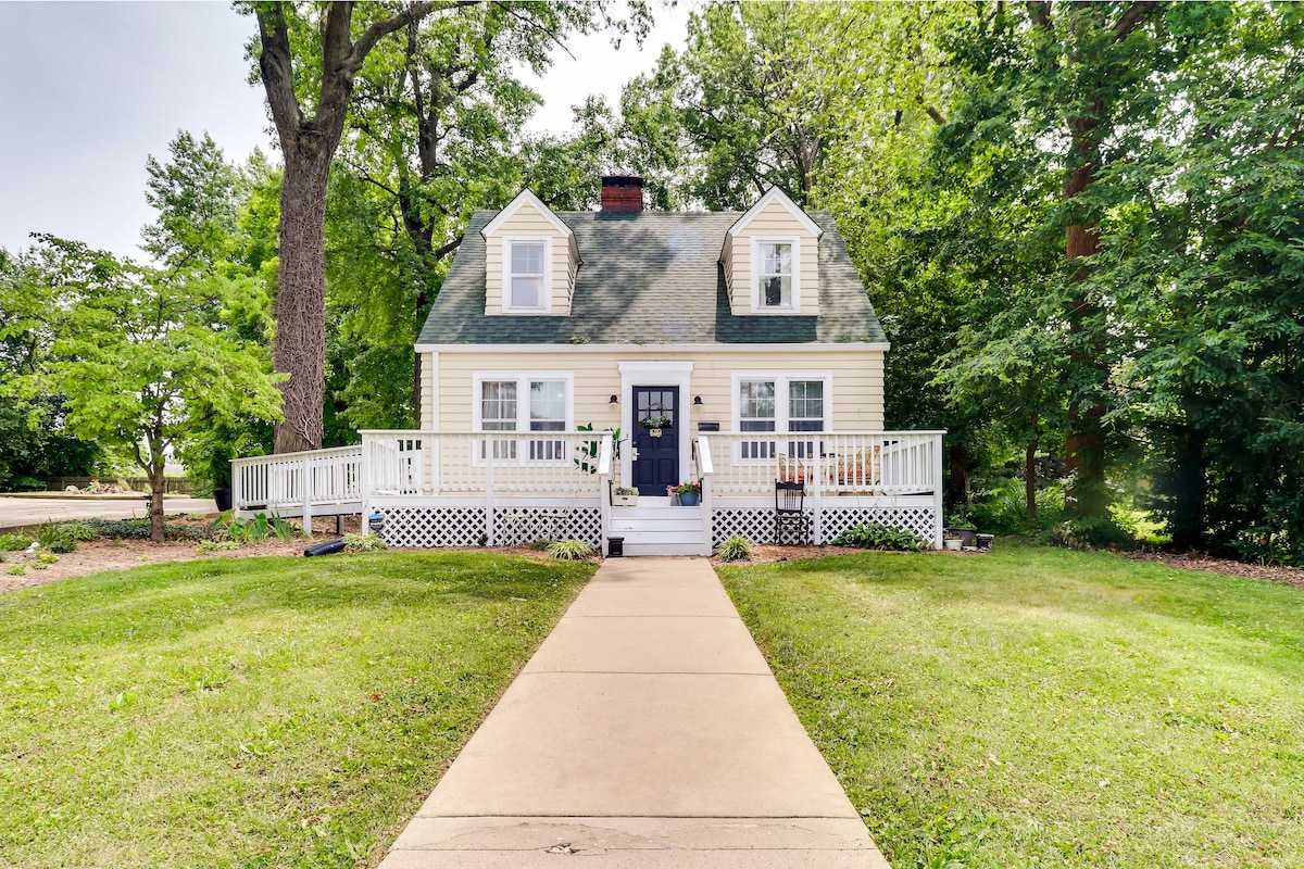 Charming Edwardsville Home: Walk to Downtown!