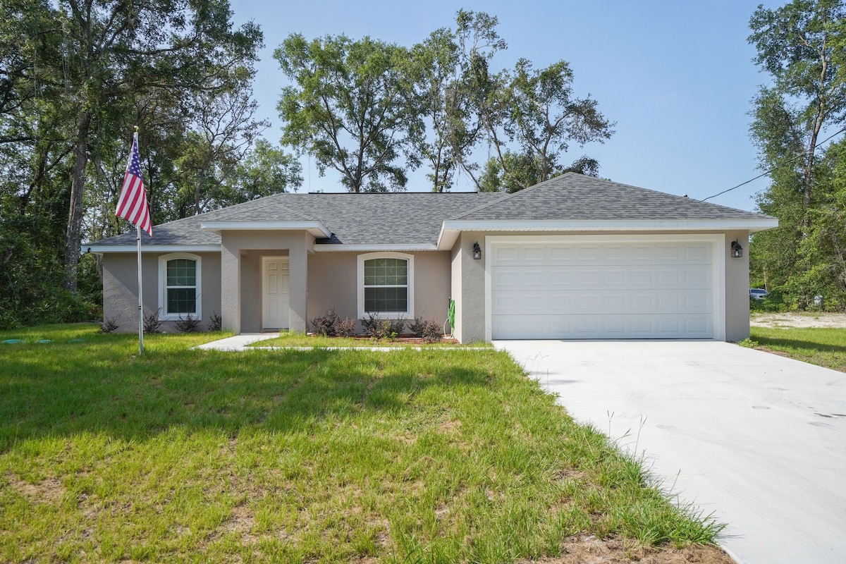 Newly Constructed Ocala Home with Screened Porch!