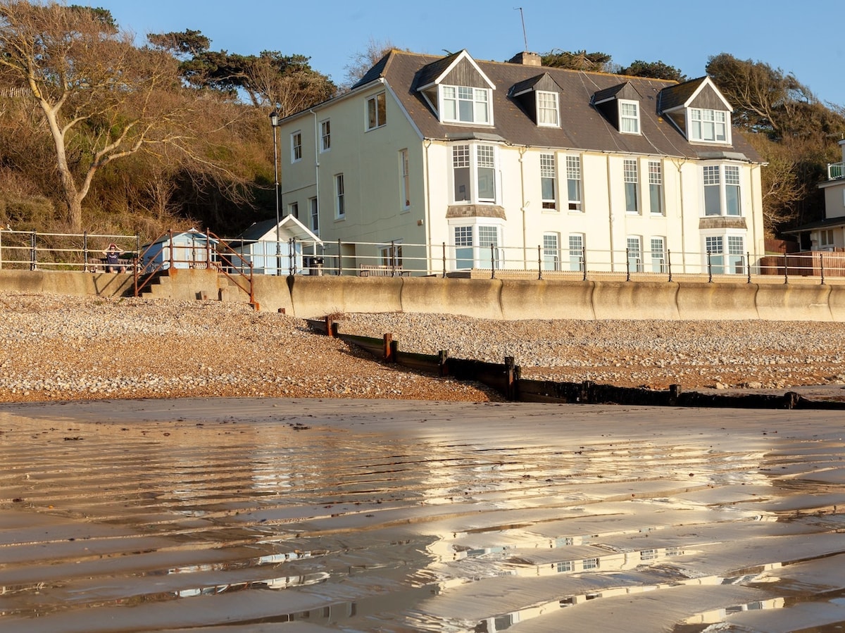 Promenade Apartment with own Beach Hut