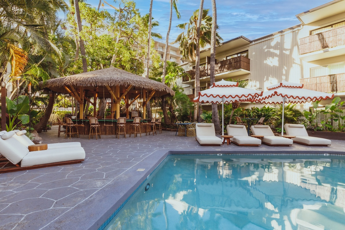 Waikiki Stay with Tropical Vibes! Poolside Unit!