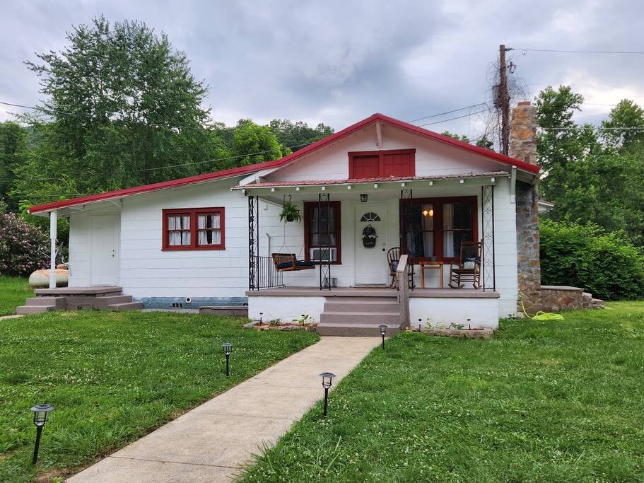 Cozy Cottage by the Creek