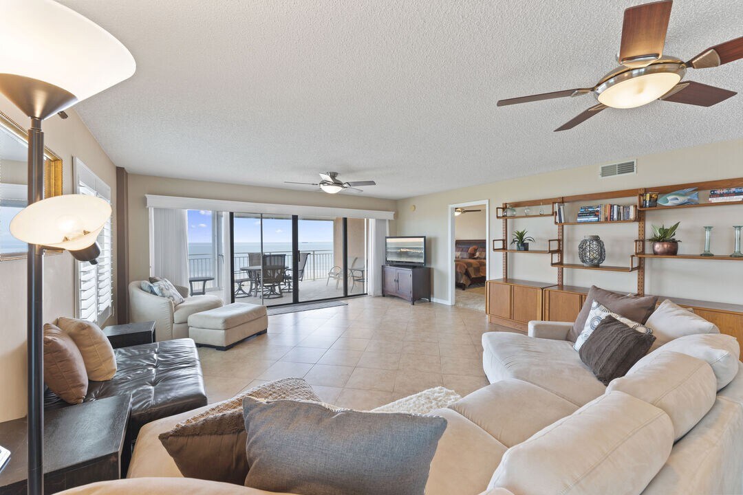 Coral Oasis Corner Unit with Direct Ocean Views ！