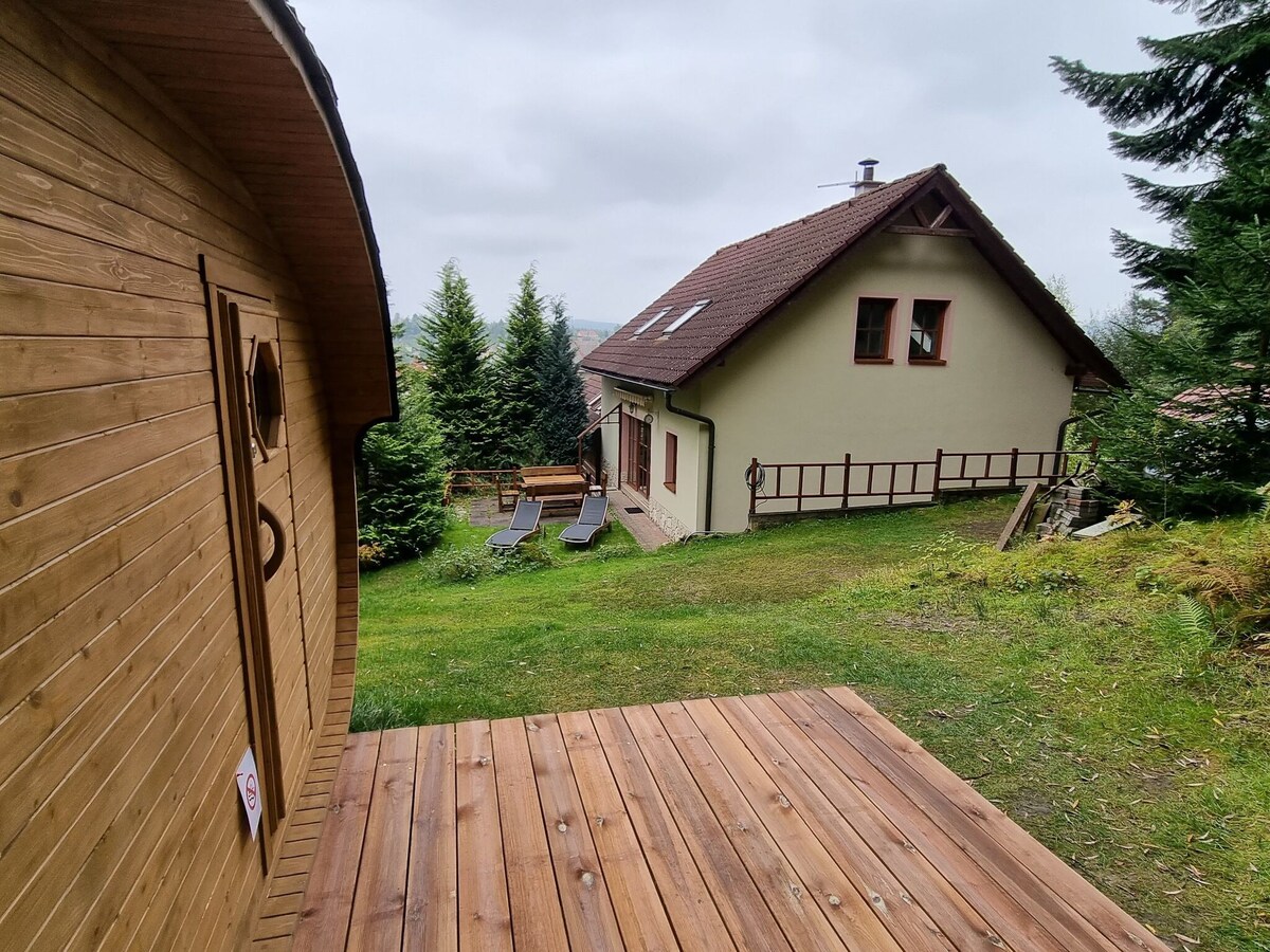 位于Turnov的精英乡村小屋，靠近滑雪区
