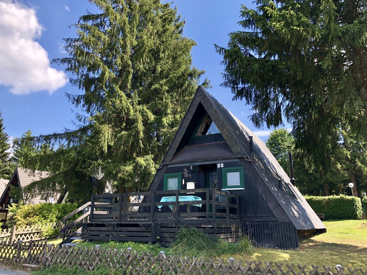 带烤箱的木制度假木屋，位于湖畔的Oberharz