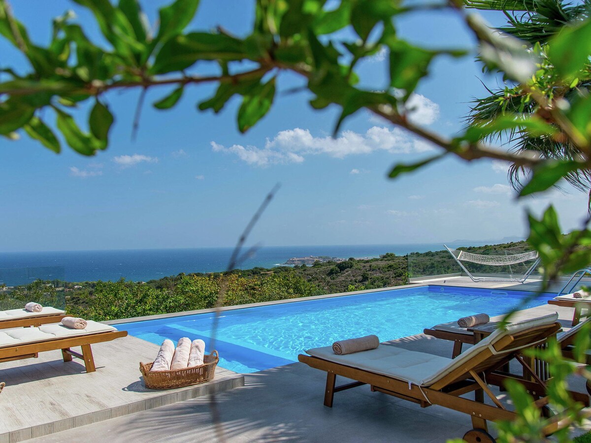 Infinity pool villa with Sea Views