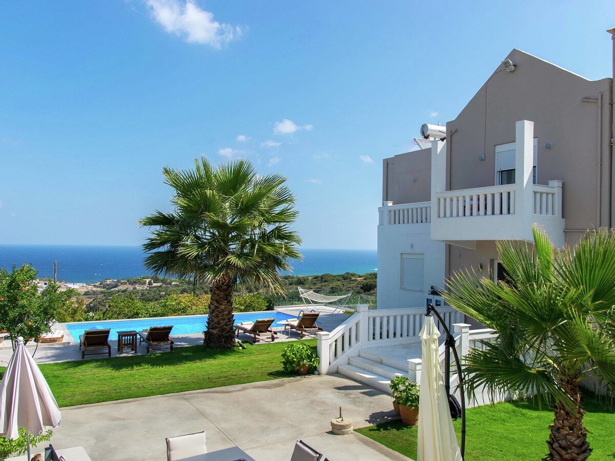 Infinity pool villa with Sea Views