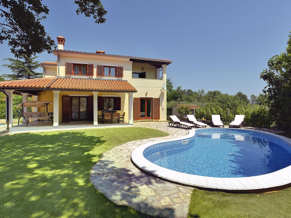 Spacious Holiday Home in Medulin with Private Pool