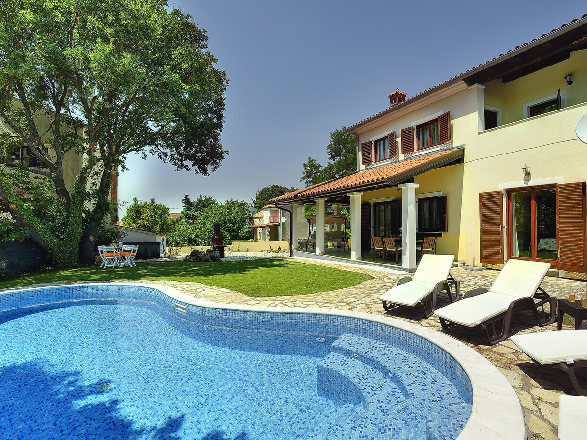 Spacious Holiday Home in Medulin with Private Pool