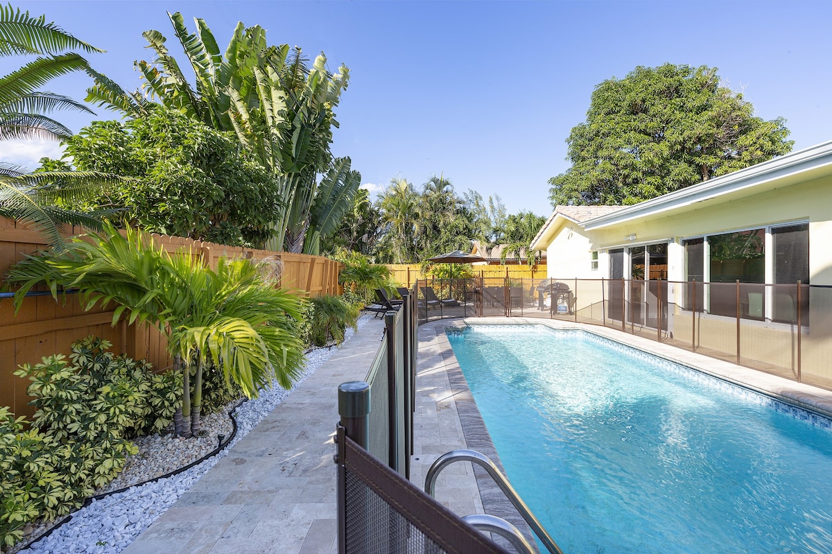 4-Bedroom Vacation Home|Heated Pool|Close to Beach