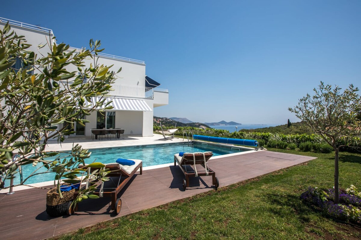Magnificent Villa with Barbecue and Heated Pool