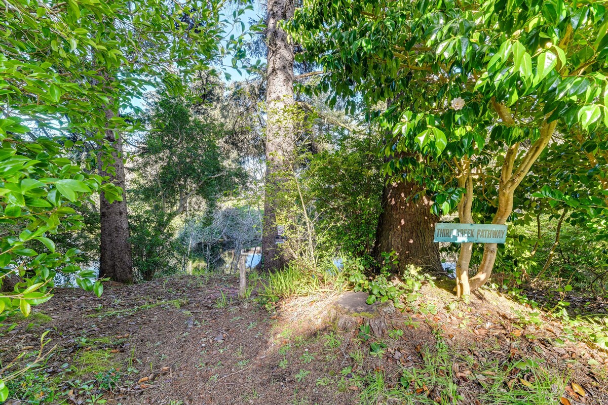 Cozy Coos Bay Retreat w/ On-Site Creek & Fishing!