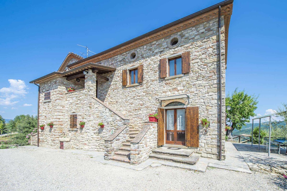 Casa con camino in pietra, ideale per famiglie