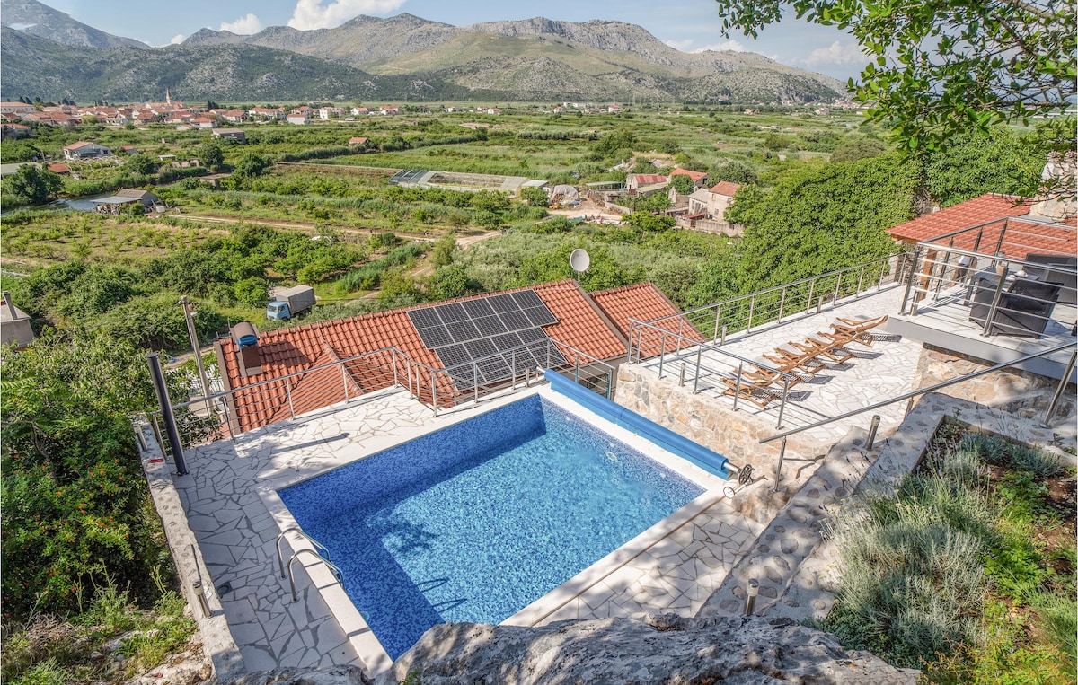 Beautiful apartment with Outdoor swimming pool