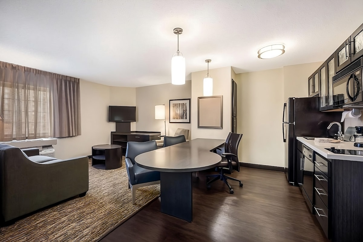 Pet-friendly Suite with Full Kitchen and Parking!
