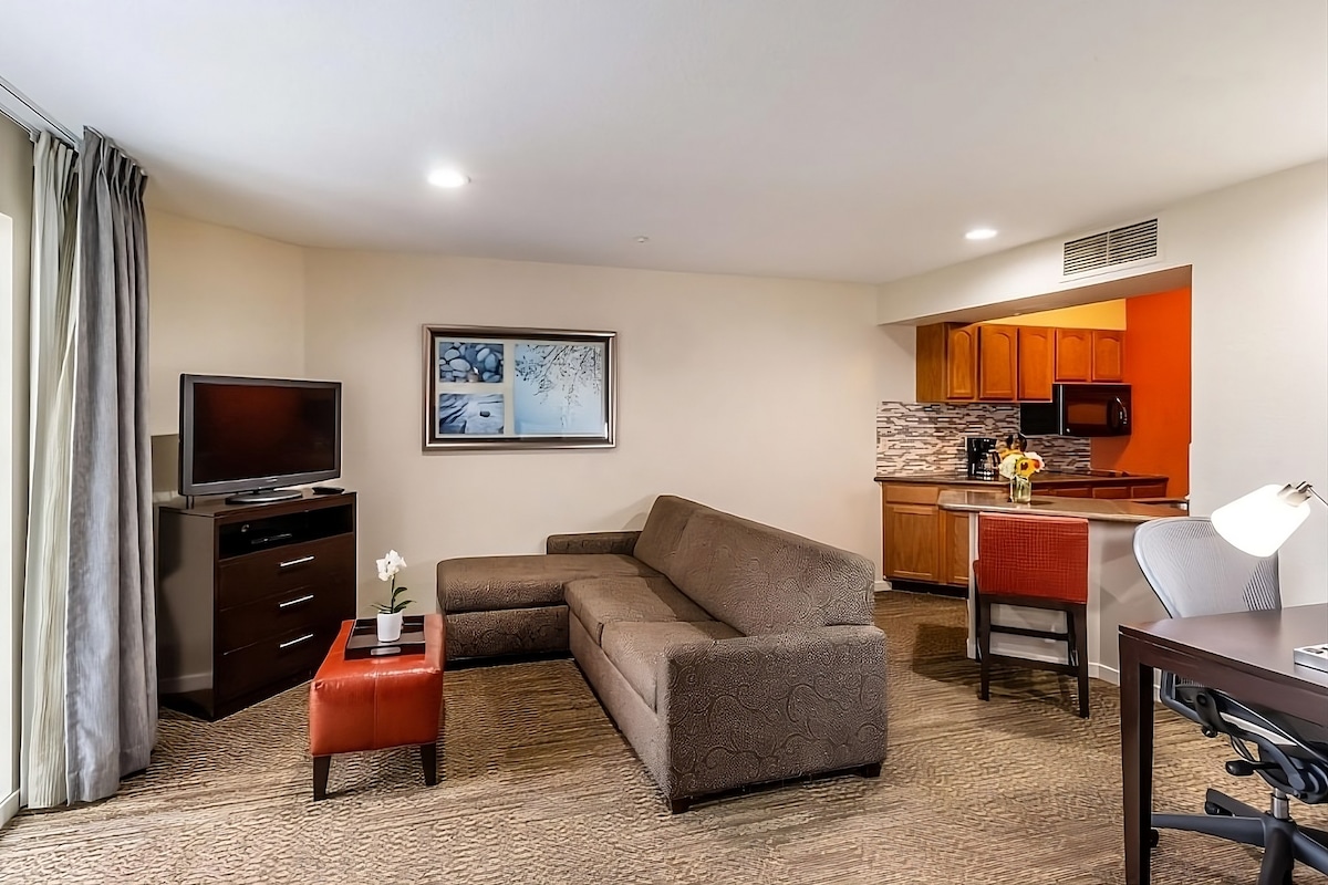 Relax and Unwind! 2 Spacious Units, Free Parking