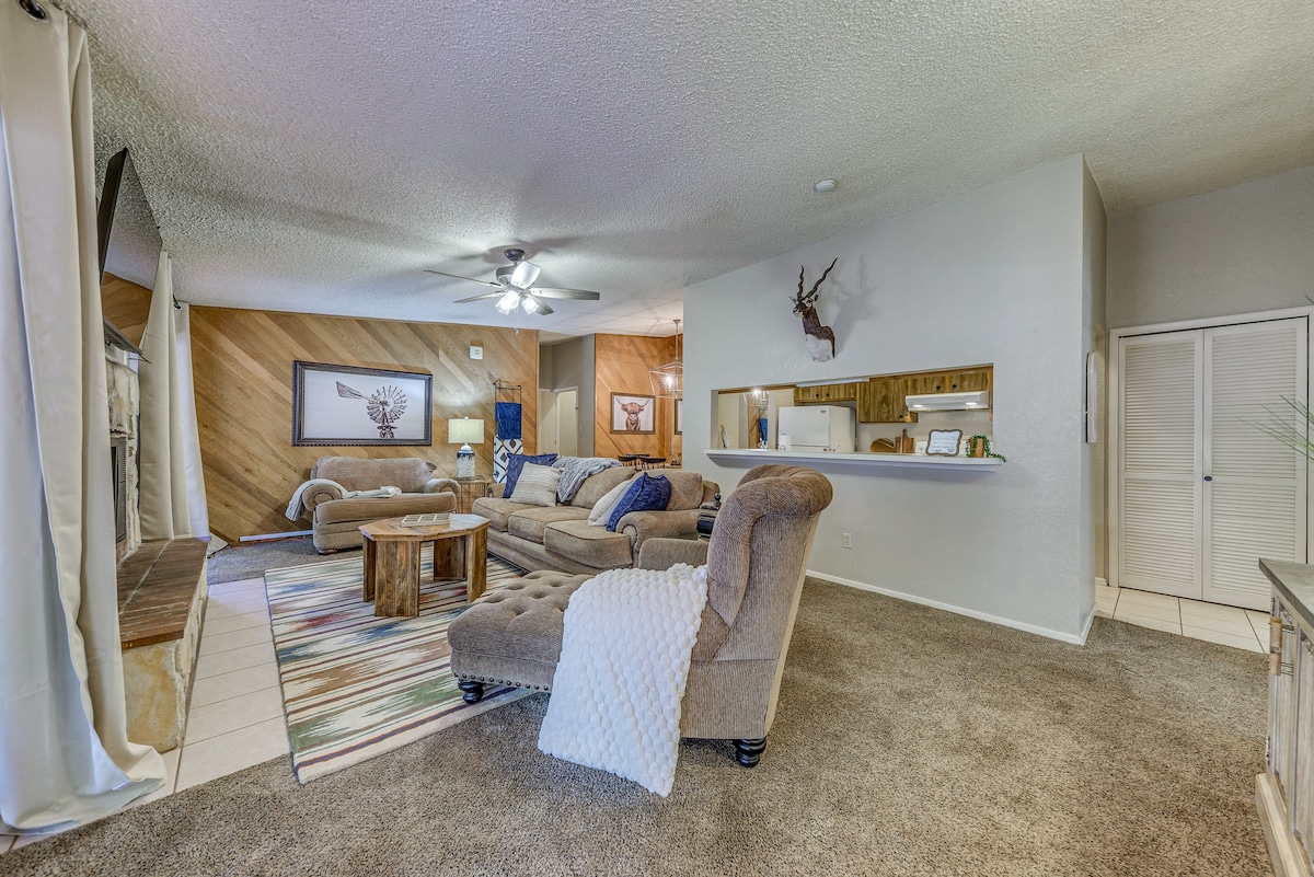 Alto Oasis: Community Pool, Fireplace & Grill!